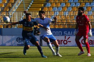 Una Católica llena de suplentes aprovechó los regalos de Everton y estiró su ventaja en la cima