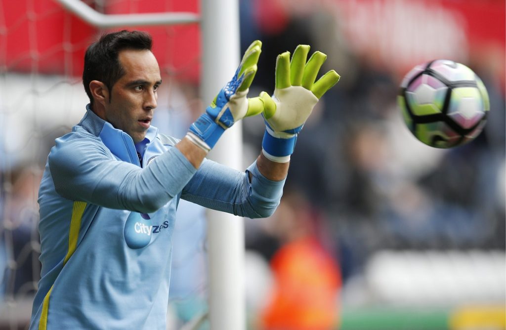 Claudio Bravo hizo su estreno por el Betis en triunfo en amistoso sobre Almería