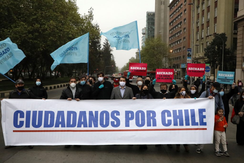 Parlamentarios partidarios del “Rechazo” realizaron acto en la Plaza de la Ciudadanía