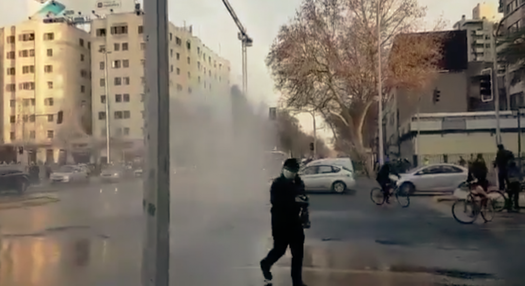 Carabineros informa que hay decenas de personas interrumpiendo el tránsito tras manifestaciones en Plaza Baquedano