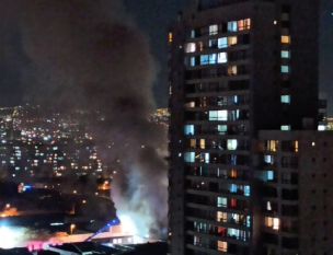 Incendio afecta a viviendas en Santiago centro