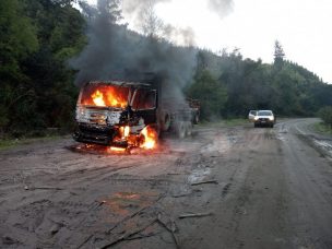 Queman tres camiones y una grúa en Cañete