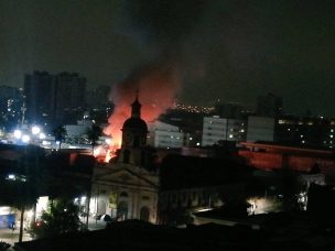 Enorme incendio afectó a locales comerciales de Recoleta: hay 