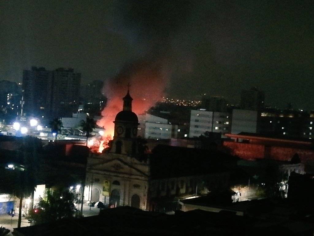 Enorme incendio afectó a locales comerciales de Recoleta: hay “peligro de derrumbe” de una estructura