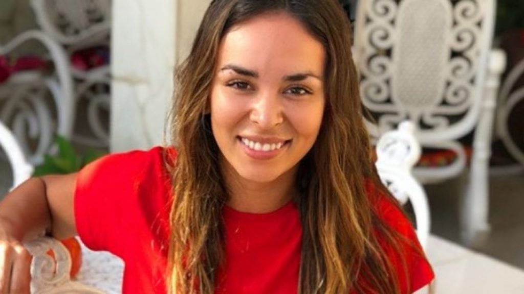 “Perfecta”: Jhendelyn Núñez compartió foto en bikini en el mar y recibió múltiples halagos