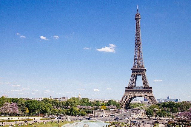 Torre Eiffel fue evacuada por amenaza de bomba