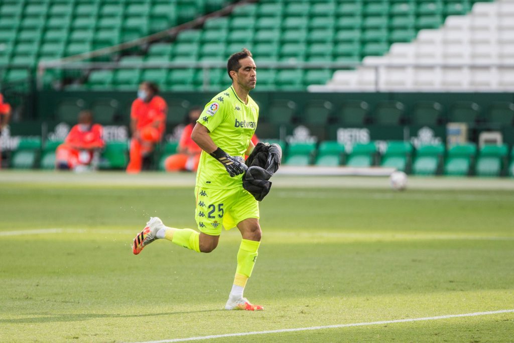 Claudio Bravo dejó atrás su lesión y se perfila como titular en próximo partido del Real Betis