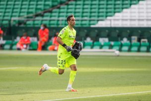 Claudio Bravo dejó atrás su lesión y se perfila como titular en próximo partido del Real Betis