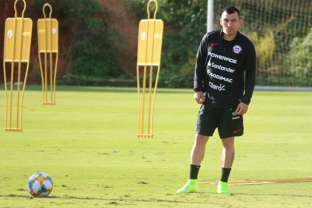 Gary Medel sale lesionado en Bologna y es duda en la ‘Roja’ para Clasificatorias