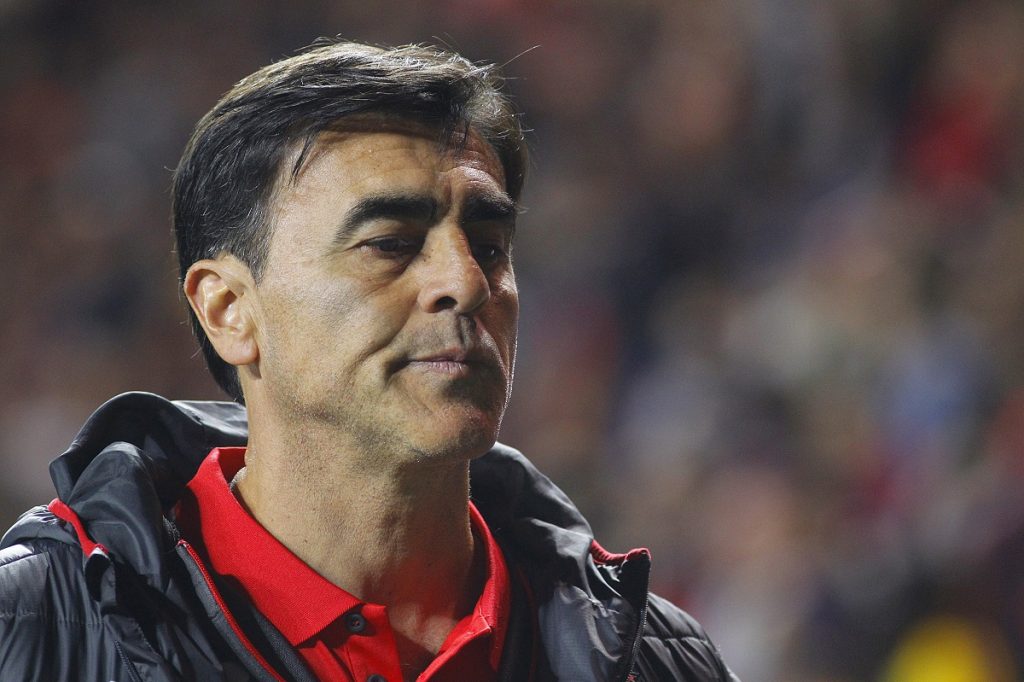 Gustavo Quinteros da negativo al test PCR y se apresta para dirigir a Colo Colo