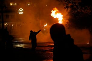 Carabinero resultó con lesiones graves por bomba molotov en Peñalolén