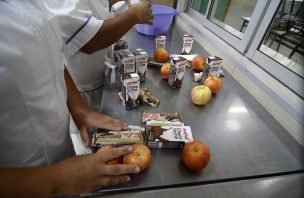 Premio Nobel de Economía 2020 destacó el modelo de alimentación escolar en Chile