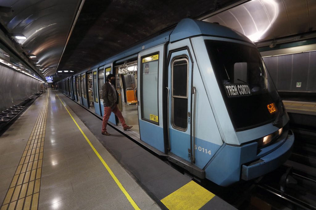 Metro anuncia el cierre de la estación Baquedano tras manifestaciones en el exterior