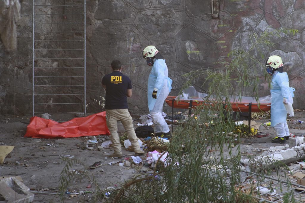 Encuentran cadáver de un hombre en el lecho del río Mapocho