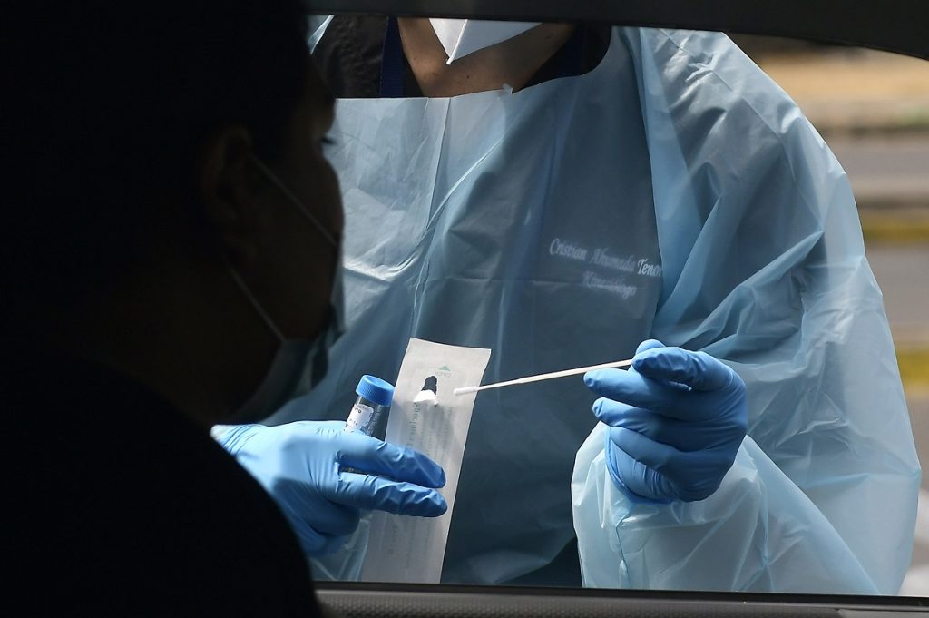 Minsal informa 2.060 casos nuevos y 26 fallecidos por COVID-19: Contagios registran una baja de 18% respecto de la última semana