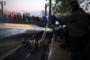 Registran momento exacto de caída de menor de edad al río Mapocho durante manifestación