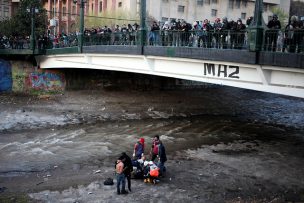 Fiscalía abre investigación por desórdenes públicos contra joven que cayó al río Mapocho