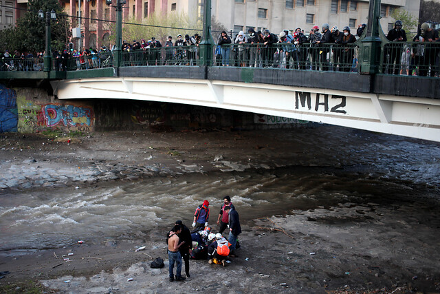 Carabineros: “Al tratar de detener un joven, este pierde el equilibrio y cae por la baranda del puente”