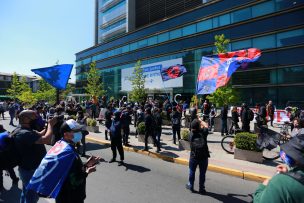 Realizan banderazo en apoyo a joven que cayó al lecho del río Mapocho [FOTOS]