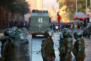 Un bus quemado, ataque a comisaría y 20 detenidos: El saldo de una nueva jornada de protestas en Santiago