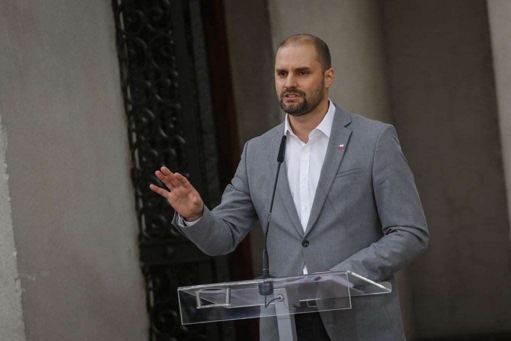 Ministro Bellolio condenó saludos nazi en manifestación: “No podemos aceptar que eso ocurra”