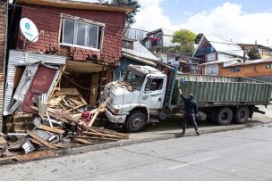 Vivienda quedó destruida tras recibir el choque de un camión en Puerto Montt