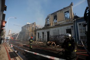 Al menos 40 damnificados tras enorme incendio en el centro de Santiago