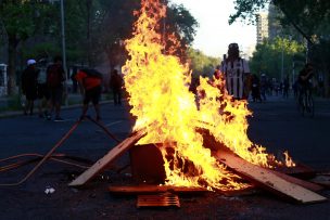 Incidentes en Plaza Baquedano dejaron 6 detenidos y dos buses quemados