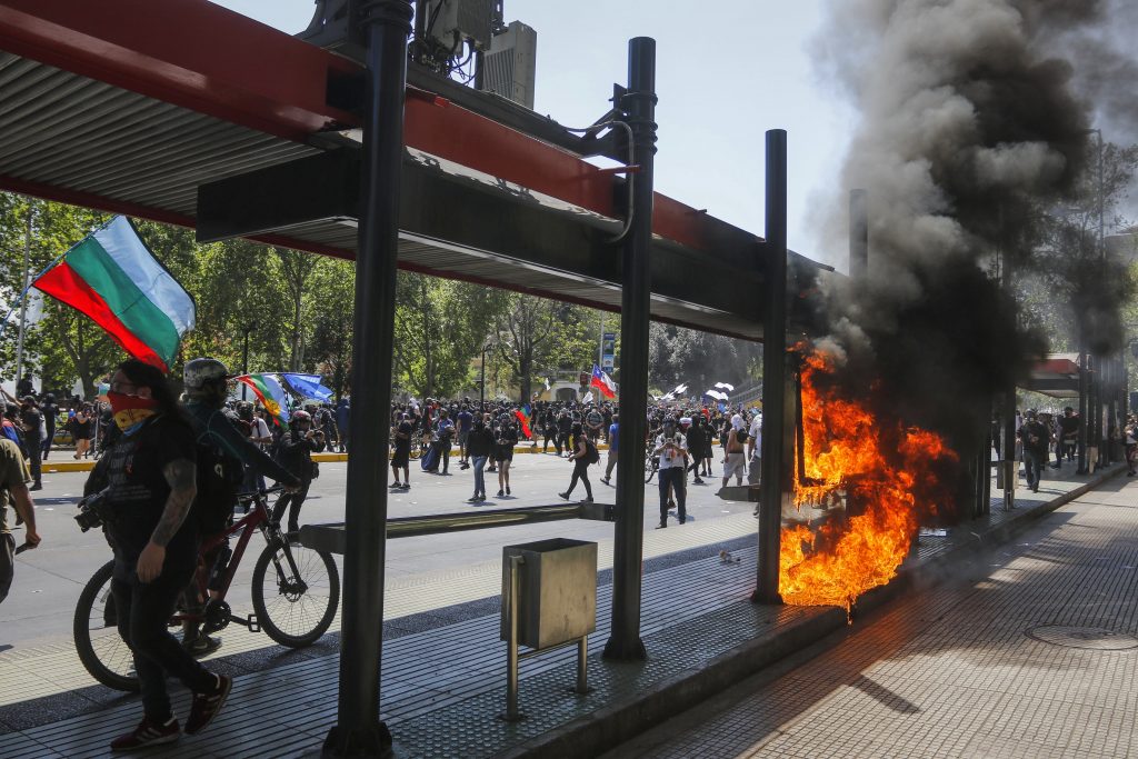 Se registran incidentes en el centro de Santiago tras marcha por “Encuentro de dos mundos”