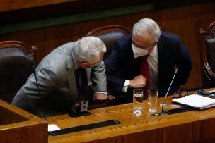 FOTOS | Ministro Paris llega al Congreso para apoyar a Jaime Mañalich durante acusación constitucional