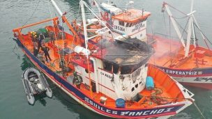 Incendio afectó lancha pesquera en el Puerto de San Antonio