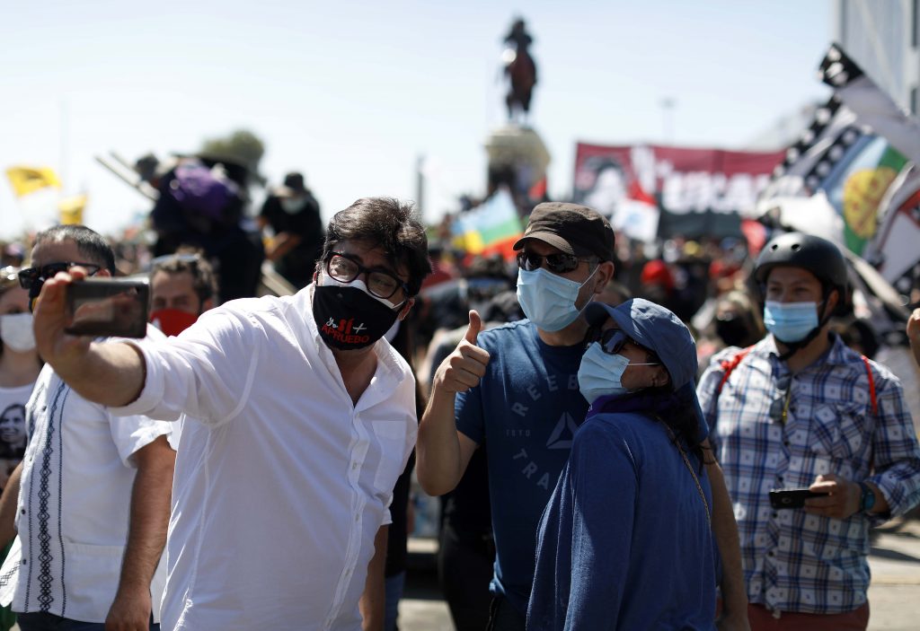 Jadue volvió a Plaza Baquedano y se sacó fotos con manifestantes: “Nada ni nadie nos amedrenta”