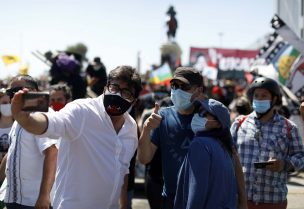 Jadue volvió a Plaza Baquedano y se sacó fotos con manifestantes: 