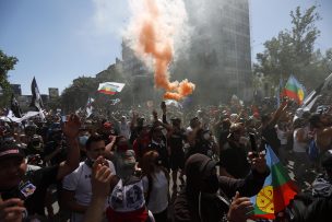 Barristas de Colo Colo y U. de Chile se enfrentaron en Plaza Baquedano