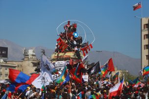 Instalan un ojo gigante llorando sangre en monumento de Baquedano: Autoridades cifran en 25 mil los manifestantes