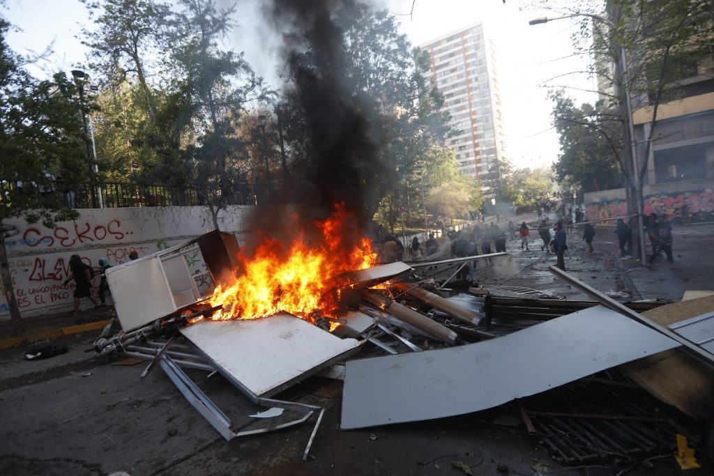 Gobierno criticó la violencia de la conmemoración del 18-O: “Eso no es una manifestación, es violencia”