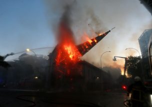 [VIDEO] Iglesia de la Asunción sufre ataque incendiario: Cae cúpula destruida completamente