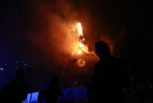 Bomberos trabaja la noche del domingo en controlar incendio en Iglesia de Carabineros