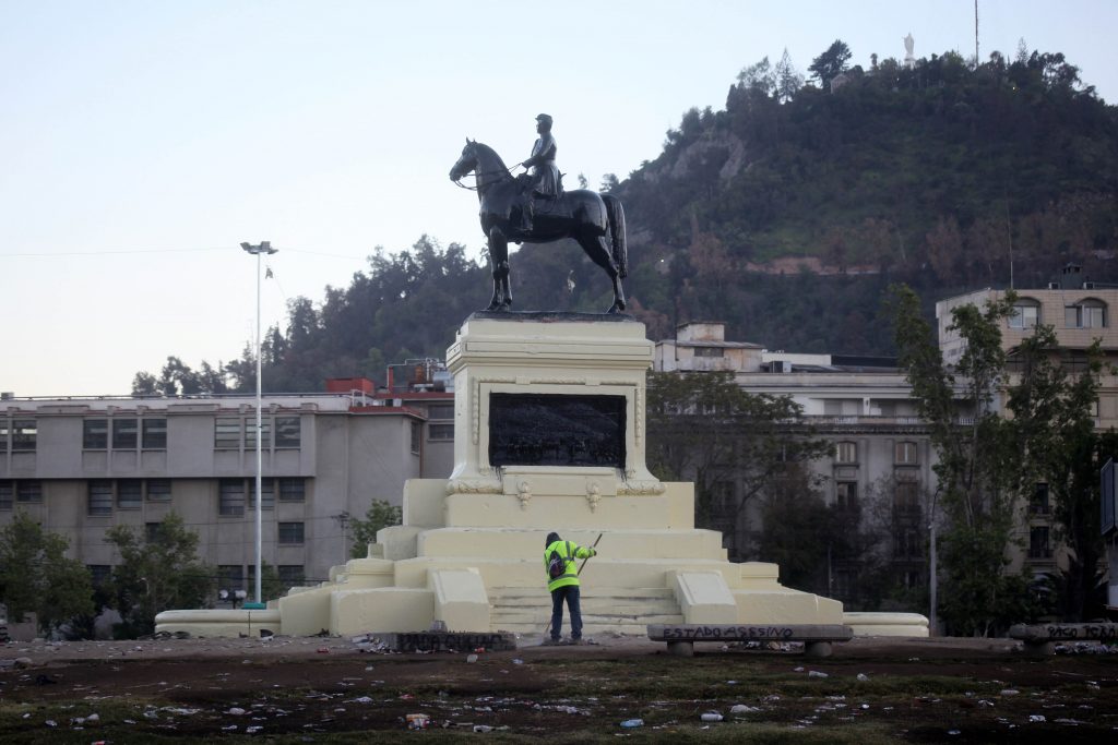 FOTOS | Plaza Baquedano, el día después: el paisaje de la “Zona Cero” tras la conmemoración del ’18-O’
