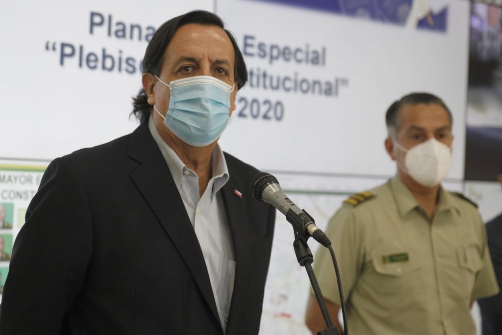 La petición del ministro Víctor Pérez: “Esperamos que las personas con Covid-19 se queden en sus casas”