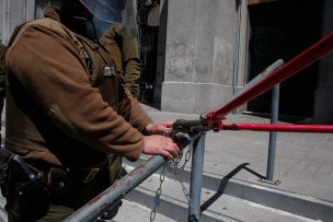 Seis personas detenidas tras encadenarse a la Catedral de Concepción