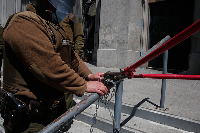 Seis personas detenidas tras encadenarse a la Catedral de Concepción