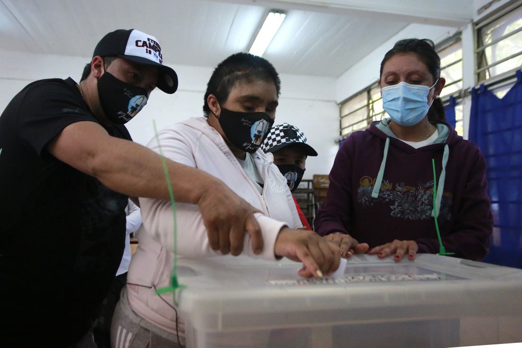 [FOTO] Fabiola Campillai concurrió a votar a colegio de San Bernardo: “Estamos con toda la esperanza”