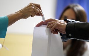 Comienza cierre de mesas de votación de histórico Plebiscito Constitucional