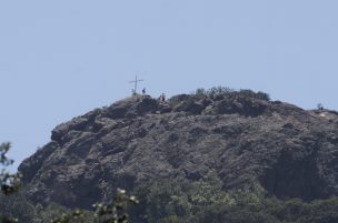 Joven mujer que subió al cerro Manquehue debió ser rescatada por helicóptero de Carabineros