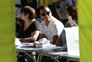 Esteban Paredes llegó a colegio de Maipú para ser vocal de mesa