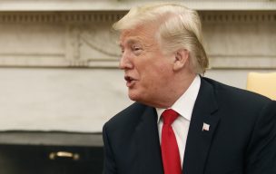 Trump podría recibir el alta mañana lunes tras ser hospitalizado por coronavirus