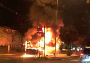 Bus del Transantiago resultó quemado tras manifestaciones en Ñuñoa