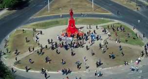 Estatua del general Baquedano en Plaza Italia fue pintada de rojo en medio de manifestaciones