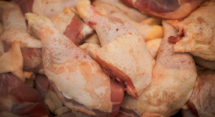Agrupación demandó a supermercados y exigió el pago de 50 mil pesos para cada chileno por colusión en venta de pollos